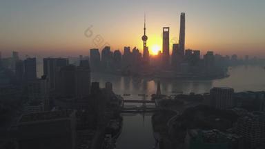 上海天际线阳光明媚的早....lujiazui区黄埔河中国<strong>高高</strong>度空中视图无人机飞行向上横盘整理建立拍摄
